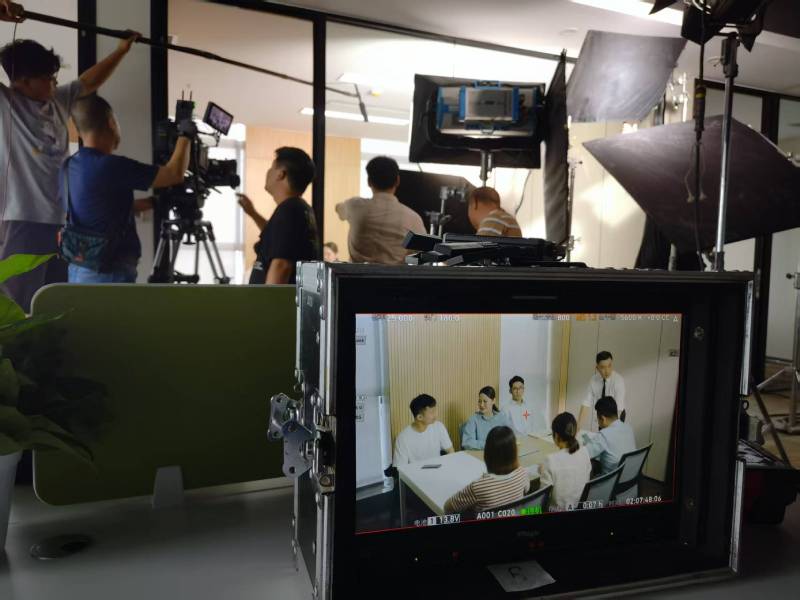 乐至县TVC拍摄公司：科技产品视觉化大师，诠释未来感与功能美学